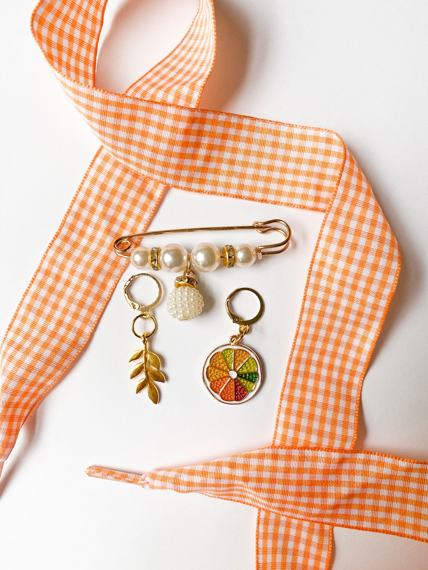 Orange Gingham Sneaker Charm Set – Pearl Pin, Fern & Fruit Slice Charms