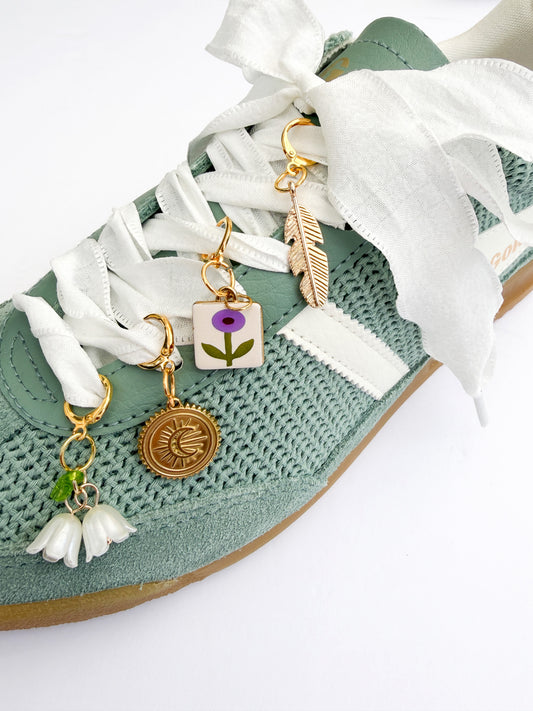 Vintage Inspired White Lace & Charm Set – Elegant Shoe Accessories