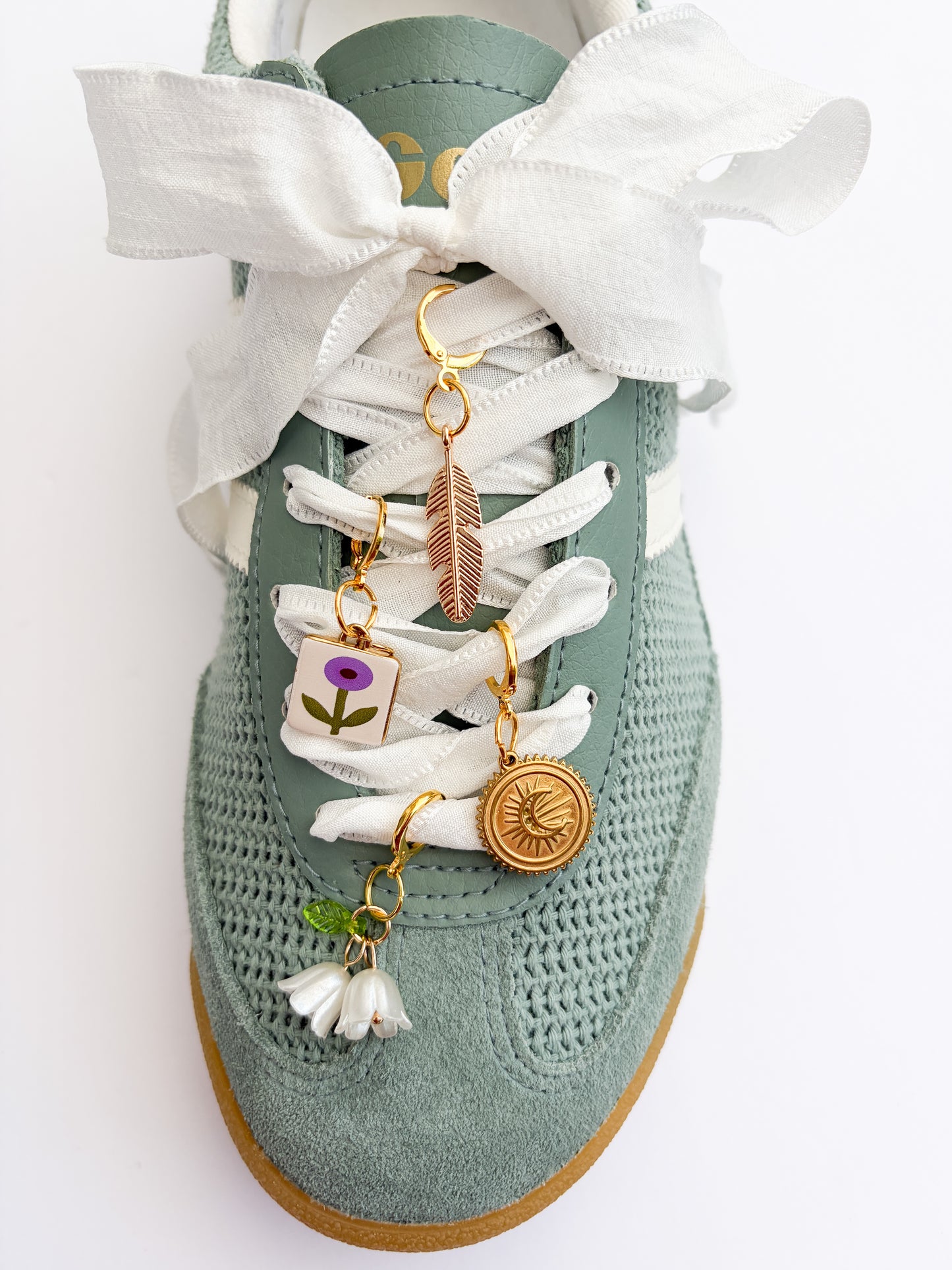 Vintage Inspired White Lace & Charm Set – Elegant Shoe Accessories